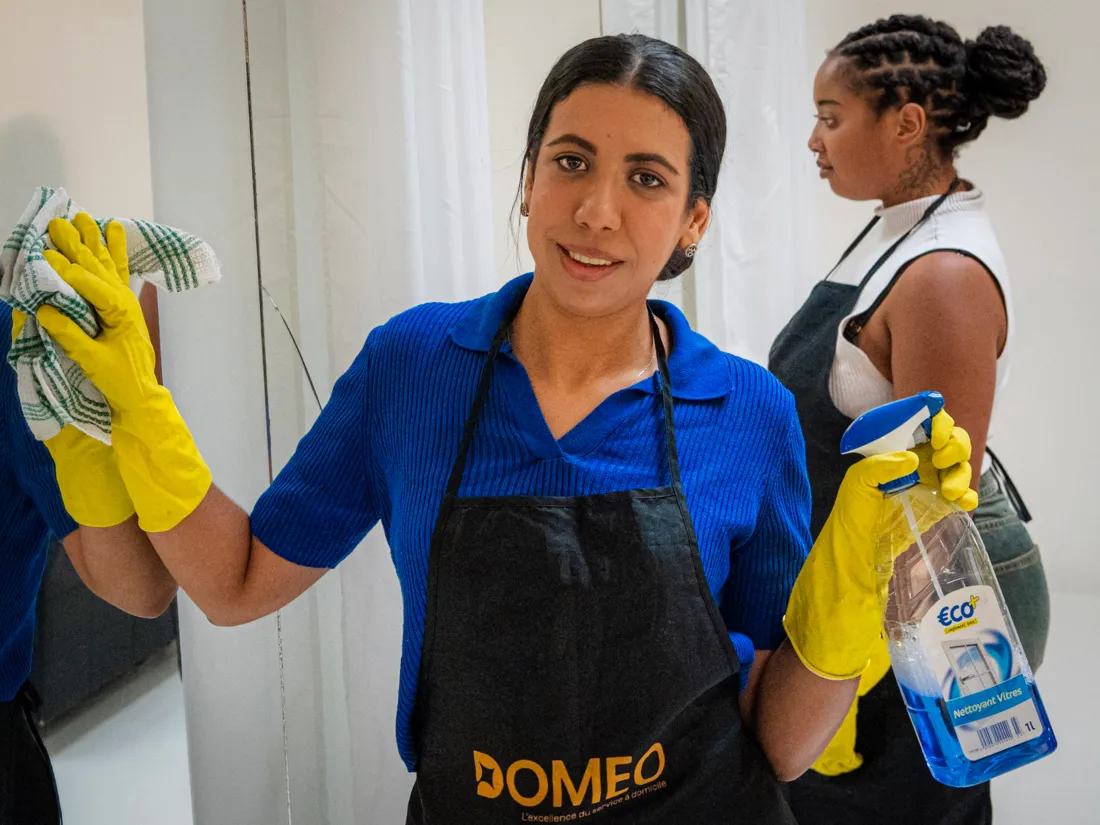 Équipe DOMÉO avec ses produits d'entretien écologiques