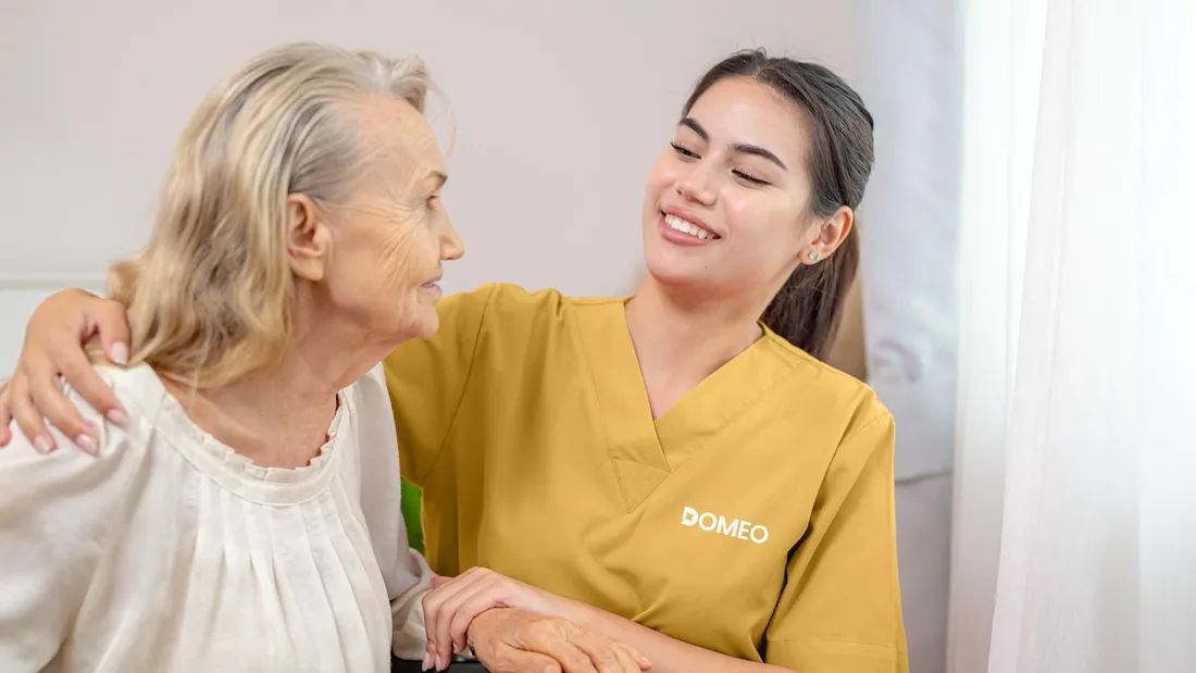 Intervenante DOMÉO accompagnant une personne âgée à domicile