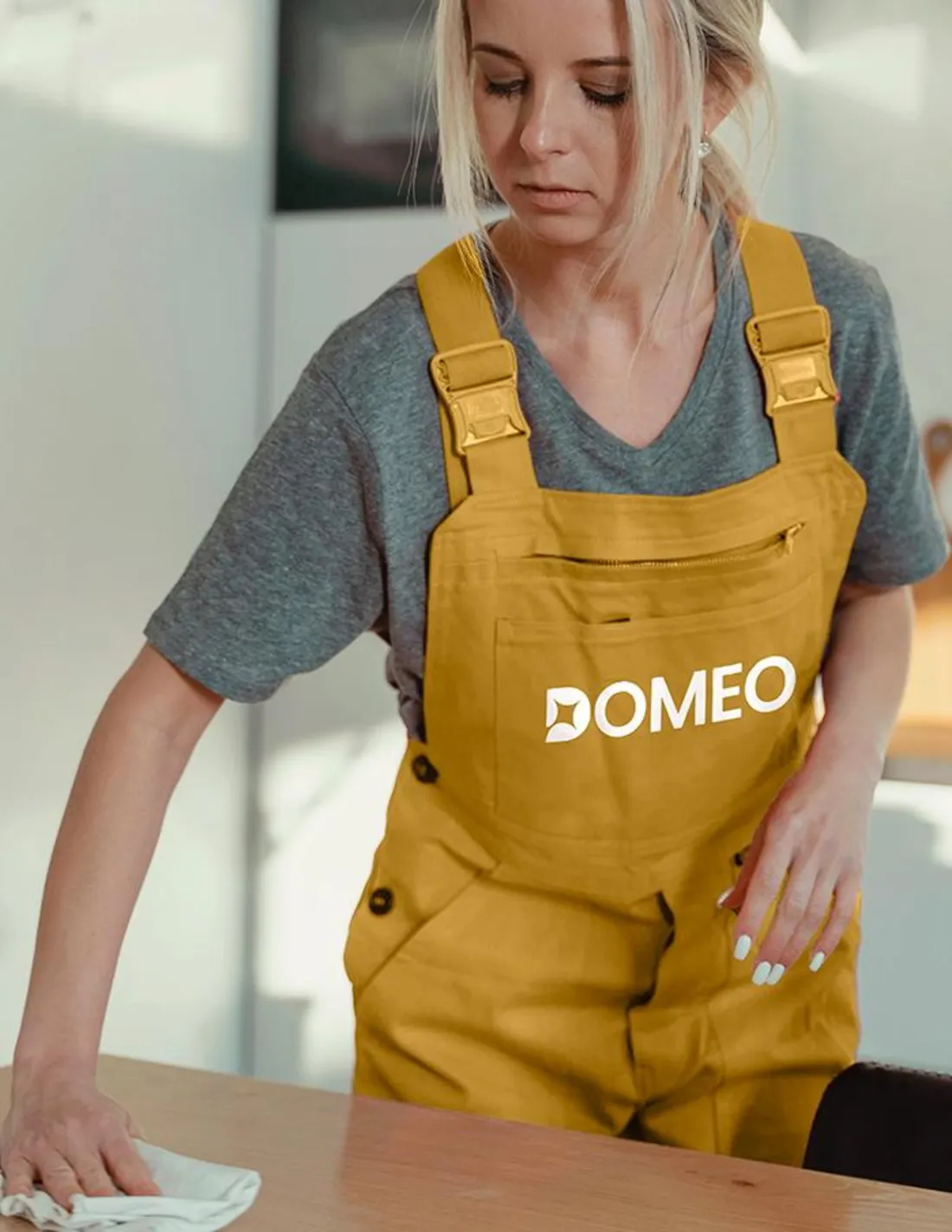 Femme de ménage DOMÉO nettoyant une table