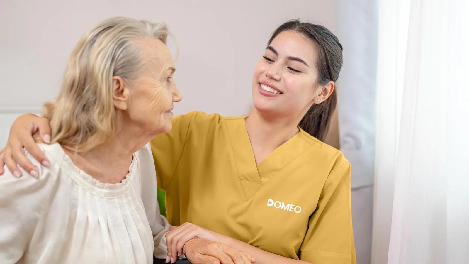 Intervenante DOMÉO accompagnant une personne âgée à domicile