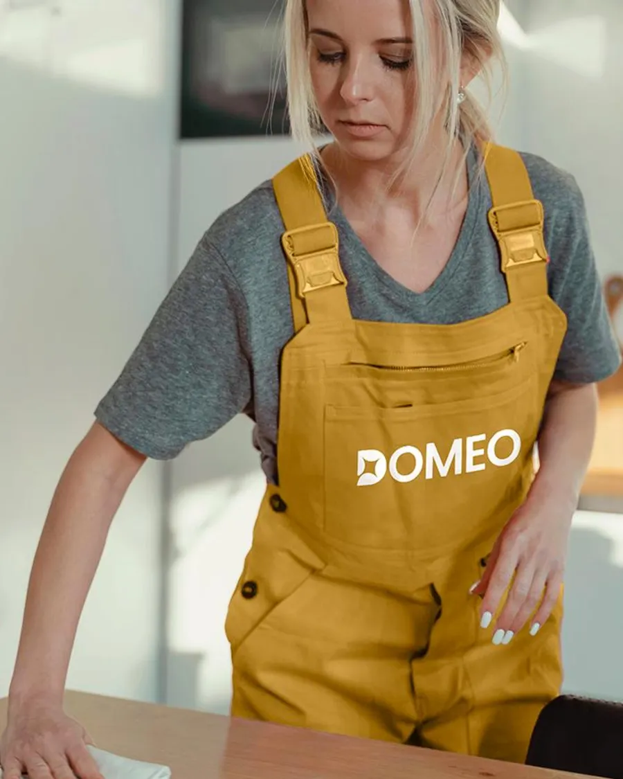 Intervenante DOMÉO lors d'une prestation de ménage à domicile à Paris