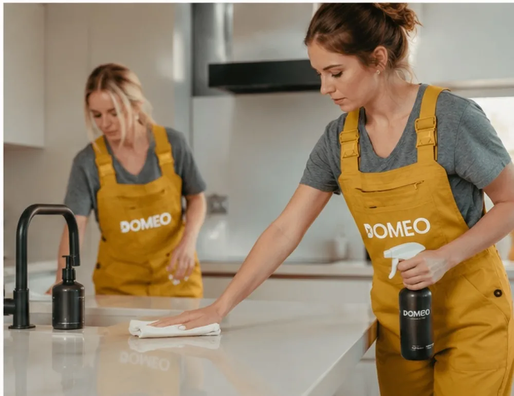 Nettoyage après travaux à Paris : les vrais prix, les délais, et la checklist complète des pros 1 Équipe DOMÉO en nettoyage après travaux dans une cuisine rénovée à Paris